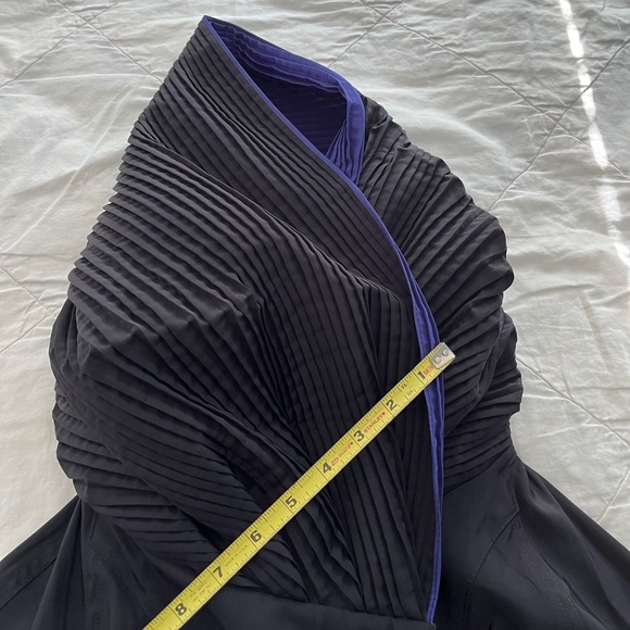 The “Mini” of the “DONATELLA”  classic reversible coat with pleated hood - Picture 15 of 16